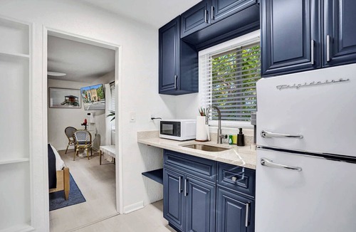 Lake Worth Apartment | Stylish Studio | Walk to Beach & Downtown