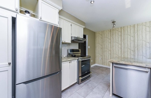 West Oakville House | Stylish Suburban 2BR Bungalow