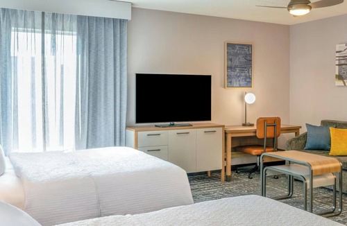 Canonsburg Hotel | Stylish Three-Unit 2-Queen Studio Set – Indoor Pool and Fitness Access