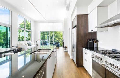 Merivale Apartment | Stylish Top-Floor Apartment in Merivale