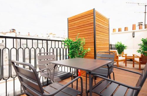 Quartier de la Place-Vendome Apartment | Stylish Triplex with Amazing Terrace near Louvre