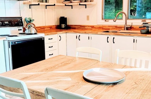 Nipissing Cabin | Stylish Waterfront Cottage, flat private Beach, North of Muskoka