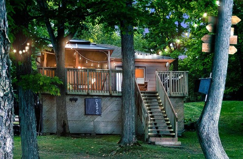 Nipissing Cabin | Stylish Waterfront Cottage, flat private Beach, North of Muskoka