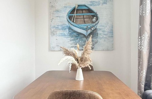 East Avenue Apartment | StylishDowntown Studio Queen Bed Full Kitchen