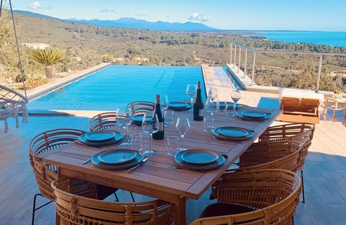 Solenzara Villa | Sublime Villa vue mer Avec Piscine à Débordement