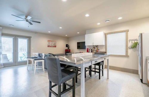 Leamington Apartment | Suite 15 · A Simply 'Suite' Escape!