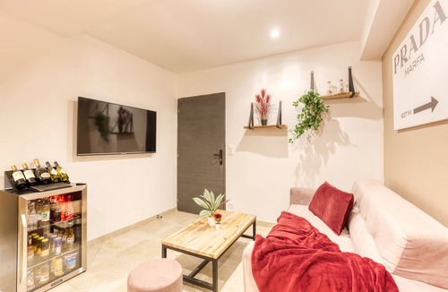 Coupvray Apartment | Suite Wood Love & Spa - 4P Private Sauna and Jacuzzi