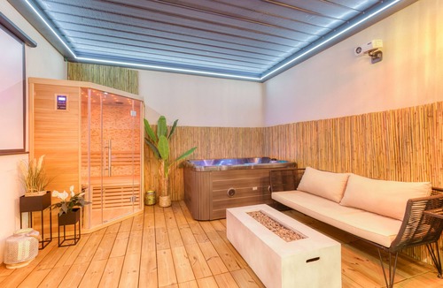 Coupvray Apartment | Suite Wood Love & Spa - 4P Private Sauna and Jacuzzi