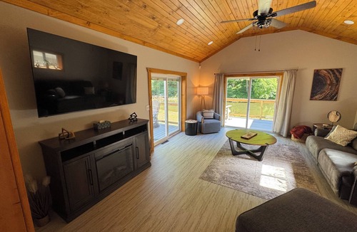 Ellwood City House | Summer Home @ Copper Hollow, Right beside the Creek, accommodates 4 guest