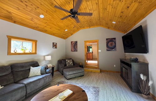 Ellwood City House | Summer Home @ Copper Hollow, Right beside the Creek, accommodates 4 guest