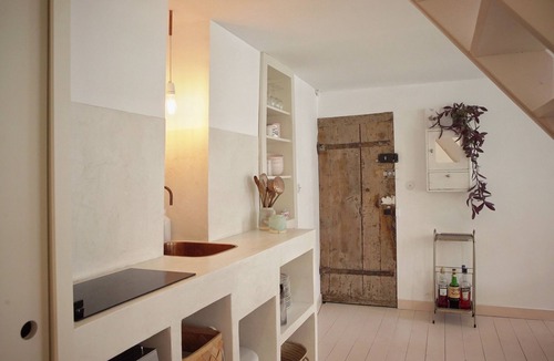 Quartier de la Roquette Apartment | Summer light: architect’s nest between rooftops