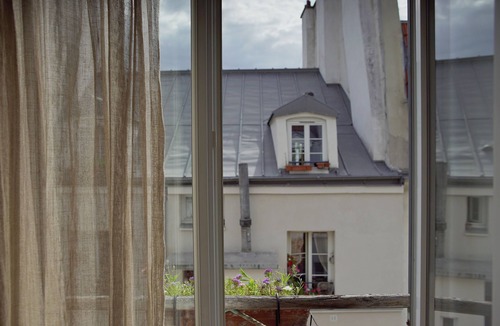 Quartier de la Roquette Apartment | Summer light: architect’s nest between rooftops