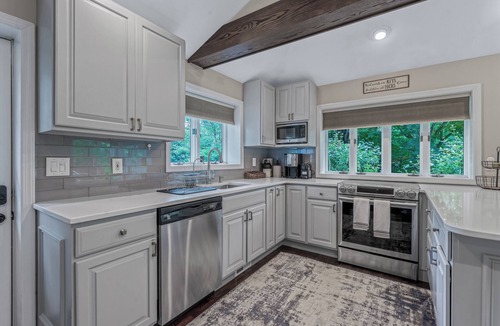 Centereach House | Summer Retreat: Private Jacuzzi, Game room & more