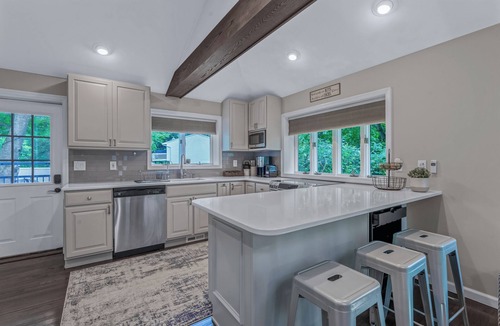 Centereach House | Summer Retreat: Private Jacuzzi, Game room & more