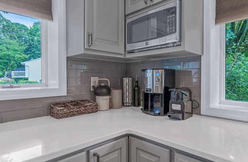 Centereach House | Summer Retreat: Private Jacuzzi, Game room & more