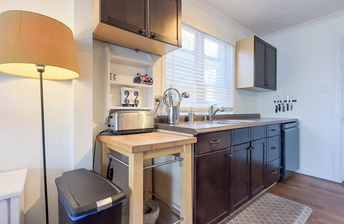 Central Huron Cottage | Summerset Cottage, Lakeview Hot Tub - Private Lake Access