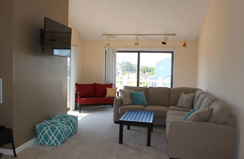 Southend House | Sunny 4 BR, 2 BA Townhouse- June 30-July 4 available