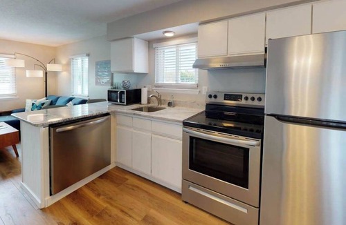 Caine Woods Condo | Sunny condo 2 blocks from beach with fast WiFi & W/D - dog-friendly