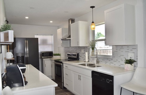 Sarasota Springs House | Sunny Relaxing Getaway Home - Central to Everything!
