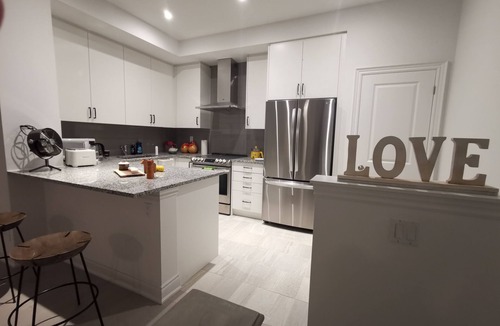 Central Erin Mills House | Sunny Serenity Home