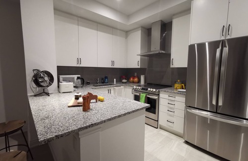 Central Erin Mills House | Sunny Serenity Home