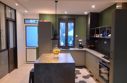 Aulnay-sous-Bois House | Sunny, through-plan house.