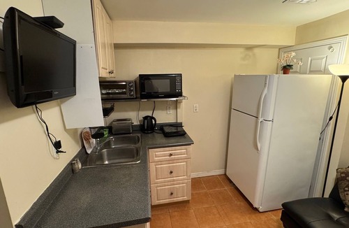 Central Erin Mills House | Sunnys Home Stays Toronto Mississauga Independent Access 1 B Rm Bath Kitchenette