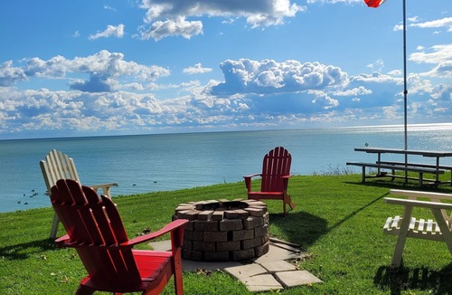 Romney Cottage | SUNRISE BAY has a panoramic view of Lake Erie with a private beach.