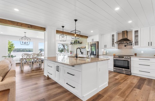 Selwyn Cottage | Sunrise Luxury Retreat with Hot Tub