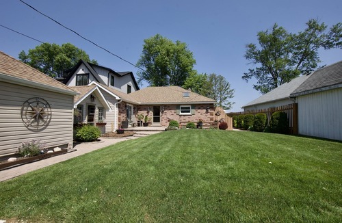 Innisfil Cottage | Sunrise Villa on the Lake