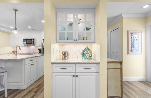 Captiva House | Sunset Captiva #13 – Steps to Beach, community Pool and Village with King Bed