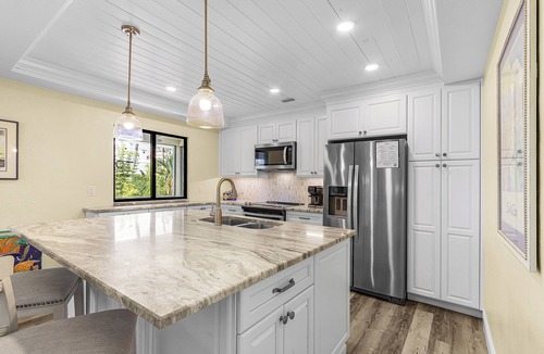 Captiva House | Sunset Captiva #13 – Steps to Beach, community Pool and Village with King Bed