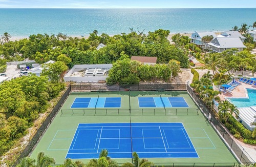 Captiva House | Sunset Captiva #13 – Steps to Beach, community Pool and Village with King Bed