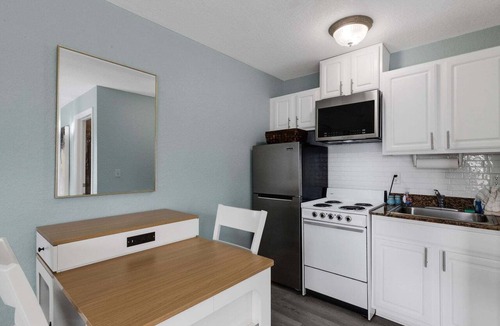 Redington Beach Condo | ☀️Sunset Corner - Beach View Suite | Heated Pool Across from Beach ➠ 16333 Gulf Blvd 215