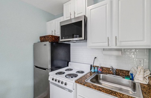 Redington Beach Condo | ☀️Sunset Corner - Beach View Suite | Heated Pool Across from Beach ➠ 16333 Gulf Blvd 215