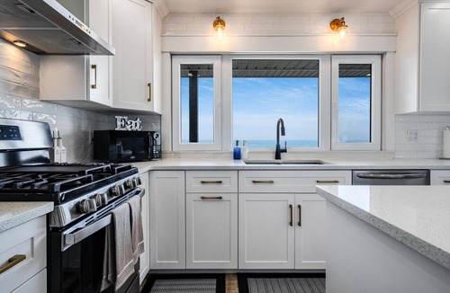 Leamington House | Sunset Cove Lakehouse