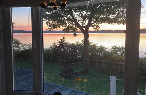 Chisholm House | Sunset Haven in Charming Bungalow on Peaceful Wasi Lake