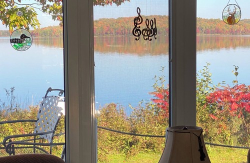Chisholm House | Sunset Haven in Charming Bungalow on Peaceful Wasi Lake