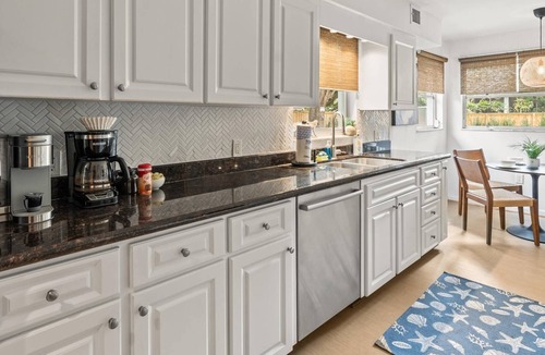 Virginia Park House | Sunset Park Retreat w/Heated Pool, Lanai, Putting Green & Room for 8 – Relax in South Tampa!