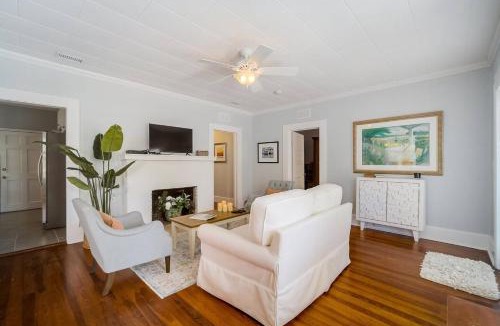 Central Sarasota House | Sunshine Bungalow