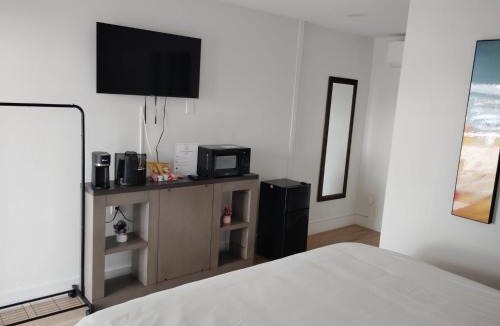 Holiday Hotel | Sunshine Inn Motel