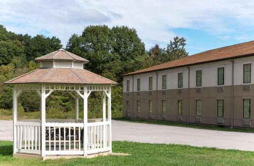 Homewood Hotel | Super 8 by Wyndham Beaver Falls
