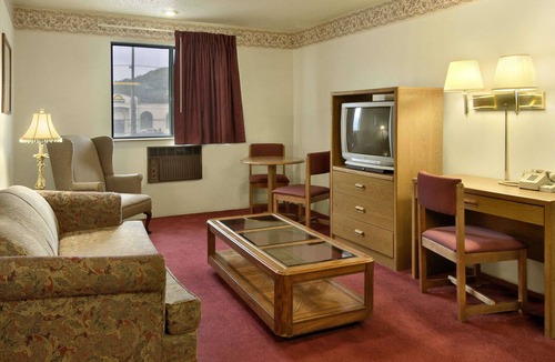 Butler Hotel | Super 8 by Wyndham Butler
