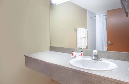 Midland Hotel | Super 8 by Wyndham Midland