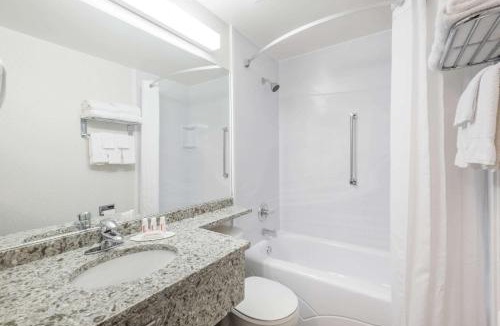 Port Elgin Hotel | Super 8 by Wyndham Port Elgin