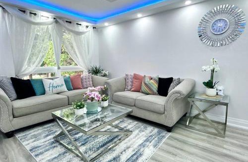 Malvern House | Super Luxury Family Home - 3 Bedrooms, 1 Full Bathroom and 1 Half Washroom with Free Parking, Wifi, Netflix