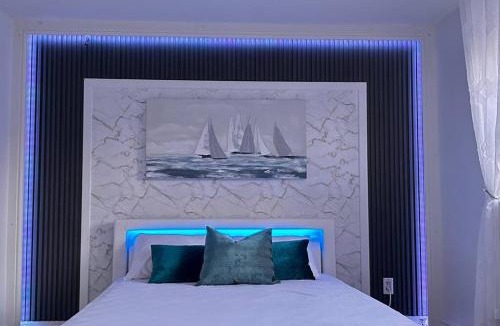 Malvern House | Super Luxury Family Home - 3 Bedrooms, 1 Full Bathroom and 1 Half Washroom with Free Parking, Wifi, Netflix