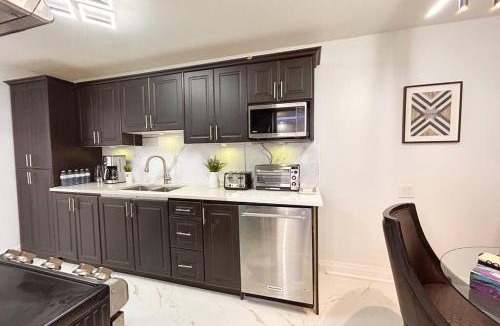 Malvern House | Super Luxury Family Home - 3 Bedrooms, 1 Full Bathroom and 1 Half Washroom with Free Parking, Wifi, Netflix