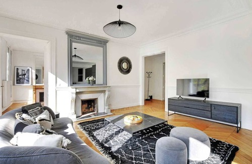 Quartier de la Roquette Apartment | Superb Apartment Center of Paris Le Marais 3 bdrs