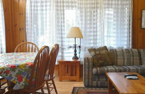 Seguin Cabin | Superior Three-Bedroom Cottage